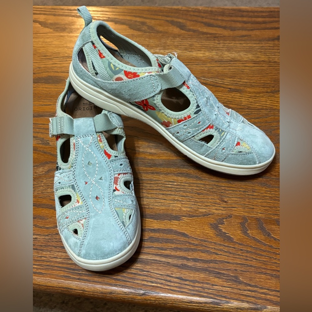 Earth Origins Effie Blue Suede Fisherman Sport Sandals With Floral Accent.Sz 8.5 - Picture 12 of 14